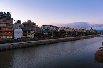 Fototapeta na wymiar 京都市 夕暮れの鴨川と四条の街並み