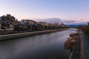 京都市 夕暮れの鴨川と四条の街並み