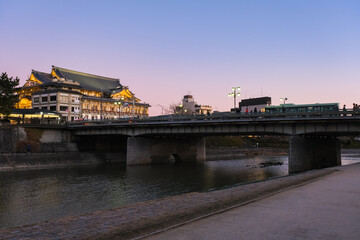 Fototapeta premium 京都市 夕暮れの鴨川と四条大橋