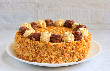 Layered torte with chocolate and caramel