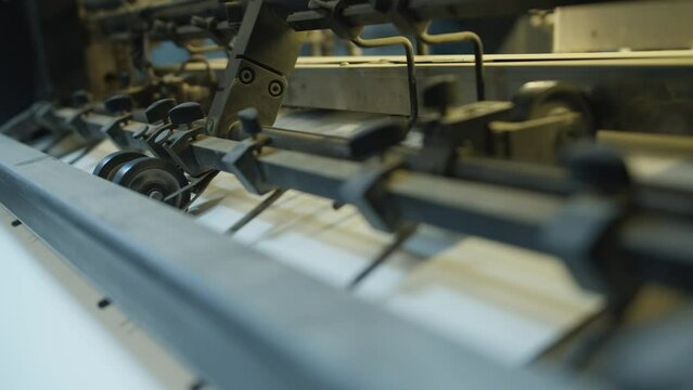 printing of coloured newspapers with an offset printing machine at a printing press