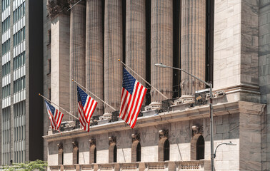 New York stock exchange building and flags. Business and finance - obrazy, fototapety, plakaty