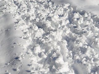 Obraz premium Snowy road with footprints in the snow.