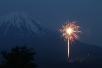 日本の山と花火