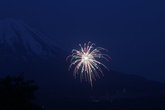 日本の山と花火