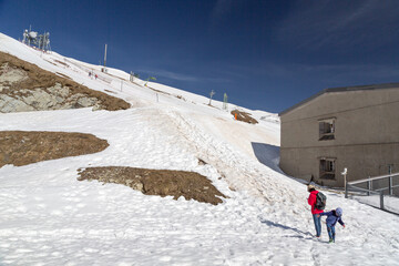 Touristes au sommet dans la neige