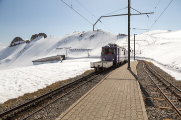 Arriv&eacute;e du train &agrave; cr&eacute;maill&egrave;re, au sommet enneig&eacute;