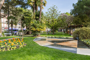 Parc et jardin fleuri au printemps &agrave; Montreux