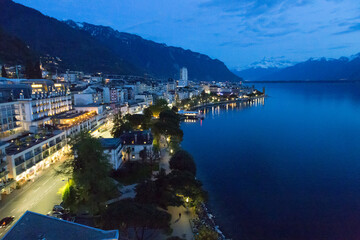 Fototapeta na wymiar Soir sur la ville de Montreux et le lac Léman