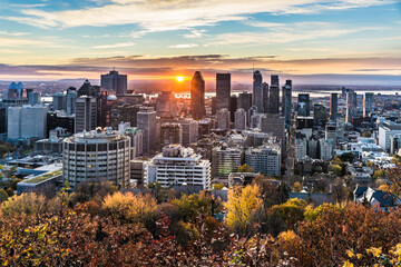 Fototapeta premium Sunrise over the skyline of Montreal, watched from the Kondiaronk Belvedere in Mont Royal Park.