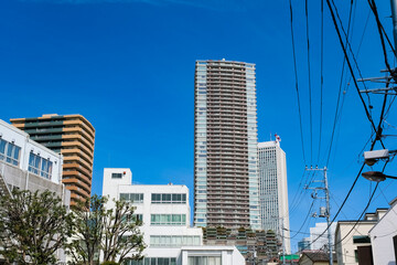 Obraz na płótnie Canvas 東京都豊島区 南池袋の住宅街と超高層ビル