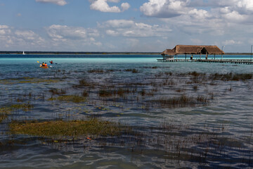 Sporty i rozrywki wodne na Lagunie Baclar (QR)  w Meksyku.
