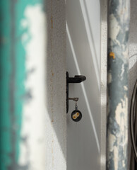 Schlüsselanhänger der aussieht wie eine Bratpfanne mit Spiegeleiern steckt in einer Tür