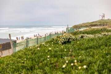 Vue sur la plage centrale de Biscarrosse par mer agitée (Nouvelle-Aquitaine, France)