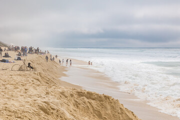 Vue sur la plage centrale de Biscarrosse par mer agitée (Nouvelle-Aquitaine, France)