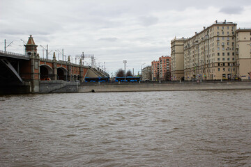 Obraz premium Beautiful view of the city river and architecture buildings