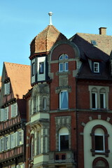 Fototapeta na wymiar Altbau mit Türmchen im Zentrum von Tübingen