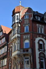 Fototapeta na wymiar Altbau mit Türmchen im Zentrum von Tübingen