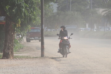 Naklejka premium man with air pollution