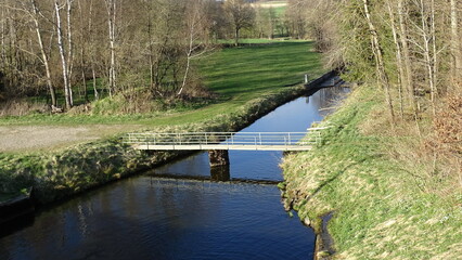 Die kleine Brücke die sich im Wasser spiegelt