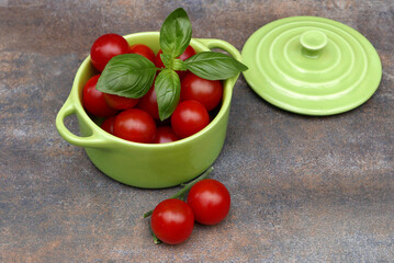 Tomaten und Basilikum.