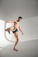 Obraz premium young handsome man in underwear goes in for sports