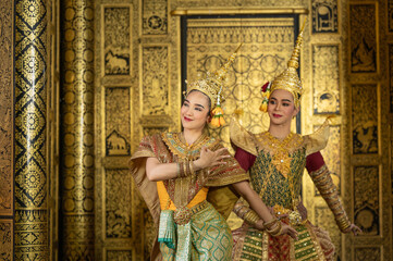 Obraz premium Pantomime (Khon) is traditional Thai classic masked play enacting scenes from the Ramayana with a backdrop of Thai paintings in a public place at Wat Phra Khao, Ayutthaya province, Thailand