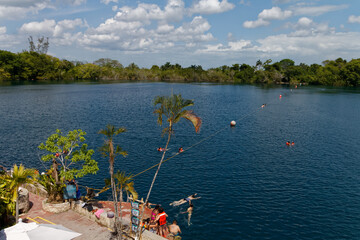 Cenote Azul - największa i najgłębsza (90 m) cenota w Bacalar. - obrazy, fototapety, plakaty