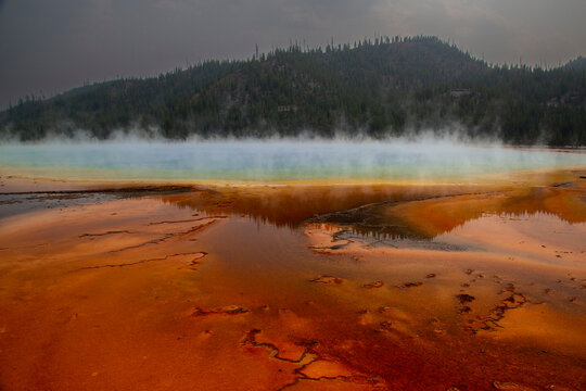 Fumi e bacino geyser nel parco di Yellowstone

