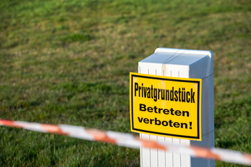 Abgesperrte Baustelle mit einem Warnschild mit dem Text "Privatgrundstück - Betreten verboten!" in deutscher Sprache