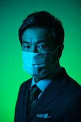 マスクをした50代ビジネスマン