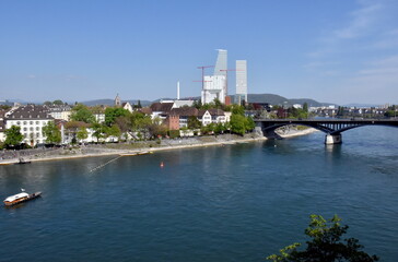 Blick auf den Rhein in Basel im Fr&uuml;hling