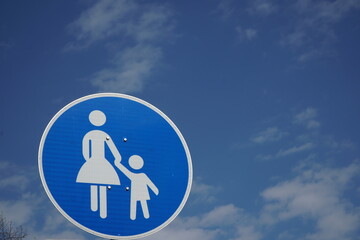 round road sign parents with children