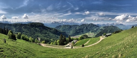 Blick mit Bergpanorama auf Bergader-Alm und Rechenberg-Alm am Großen Rechenberg bei Oberwössen,...