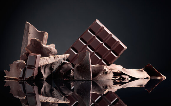 Broken chocolate bar and pieces of dark chocolate.
