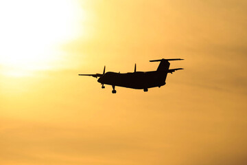 Fototapeta na wymiar airplane in the sunset