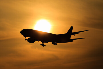 Obraz na płótnie Canvas airplane in the sunset