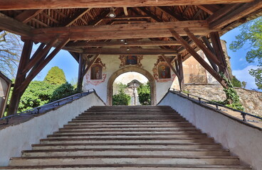 Treppenaufgang zur Wallfahrtskirche Maria Wörth / Kärnten / Österreich