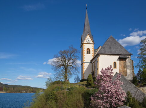 Die Wallfahrtskirche Maria Wörth im Frühling