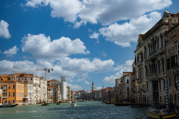 晴れた日のベネチア運河
