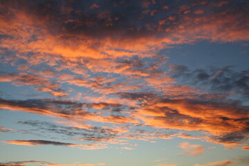 orange Wolken im Abendrot leuchten