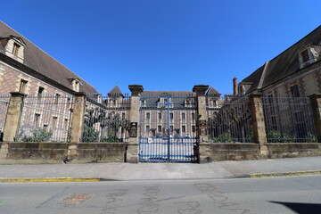 Fototapeta na wymiar Le palais de justice, tribunal de Moulins, vu de l'extérieur, ville de Moulins, département de l'Allier, France