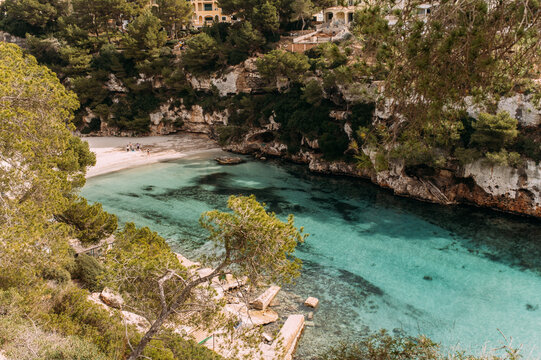 Türkisfarbene Bucht mit Felsen Cala Pi auf der Insel Mallorca in Spanien