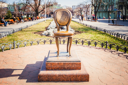 monument to twelfth chair