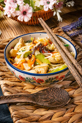 Fried noodles with chicken and vegetables.