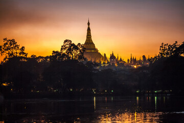 Obraz premium Shwedagon Pagoda, Landmark of Myanmar in Yangon