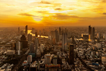Obraz premium cityscape of Bangkok city skyline with sunset sky background, Bangkok city is modern metropolis of Thailand and favorite of tourists