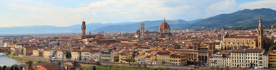 Fototapeta na wymiar city view of Florence in Italy with Arno River and more landmarks