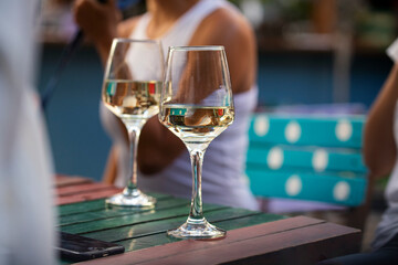 2 glasses of white wine on the table in the summer