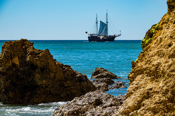 Segelboot an der K&uuml;ste